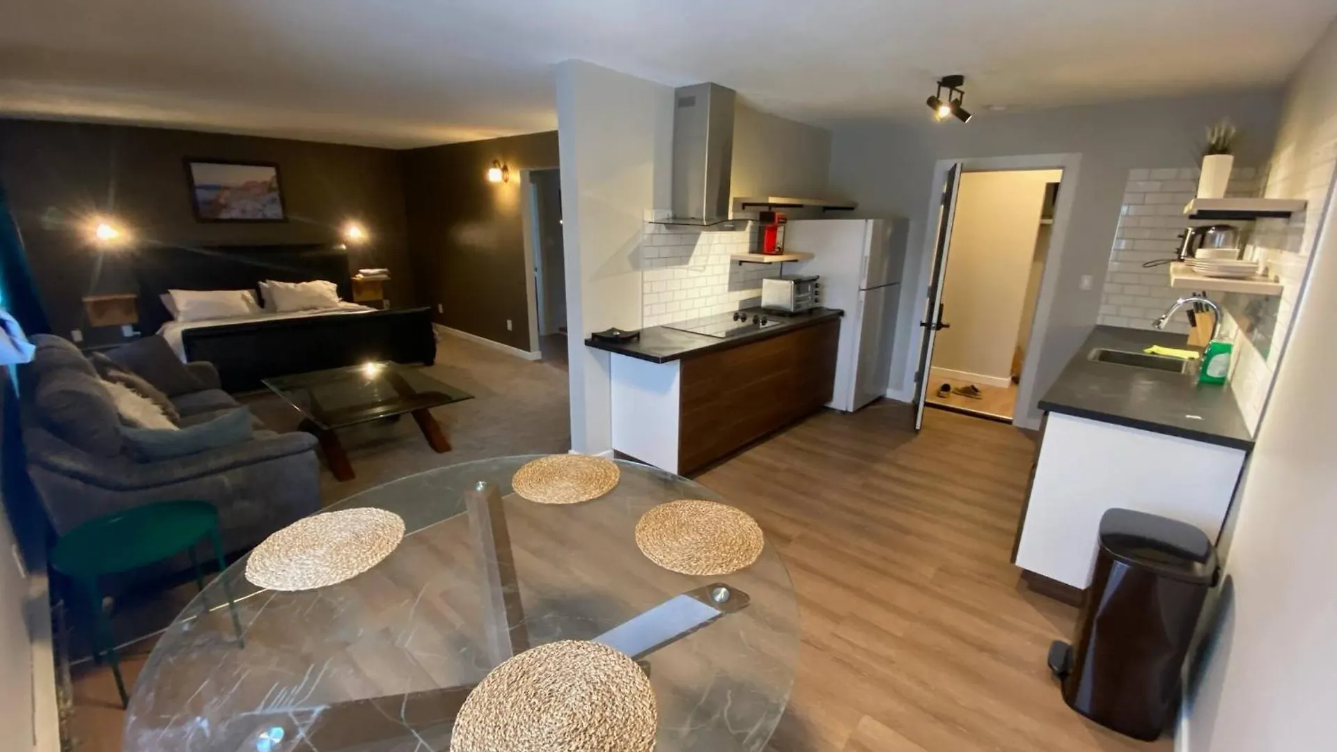 Close To Whyte University New Renovation Edmonton Casa de hóspedes