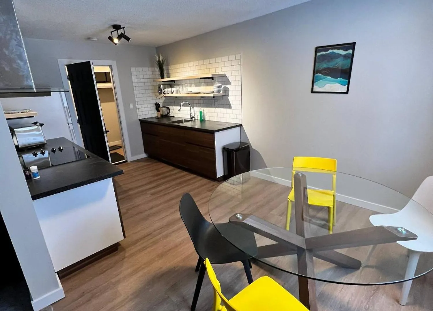 Close To Whyte University New Renovation Edmonton 0*,